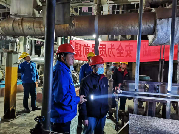 車間工藝、設(shè)備副主任到現(xiàn)場指導(dǎo)倒泵操作00（孟力攝.jpg