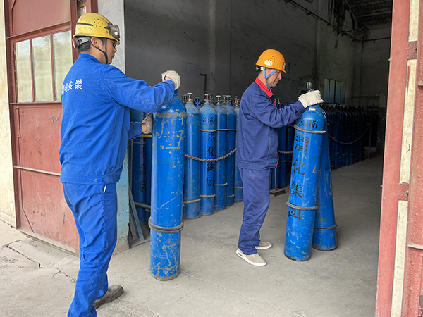 5月4日9：00，合成車間氣瓶站工作人員進行作業(yè)   600.jpg