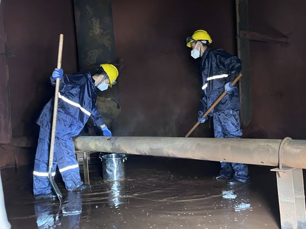 將熱水槽底部污水鏟倒廢桶中，用廢桶搬運(yùn)出去.jpg