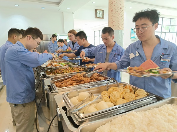 5月15日，檢修人在食堂用餐.jpg