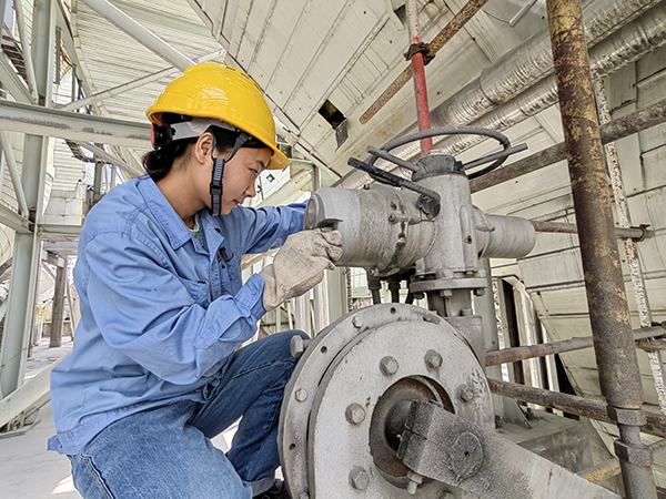 5月21日，動力車間三期脫硫引風(fēng)機(jī)，李蕾正在檢查擋板開關(guān)情況.jpg