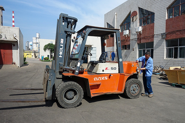 2023年5月8日機(jī)械修造部員工正在對(duì)叉車車體進(jìn)行衛(wèi)生清理  600.jpg