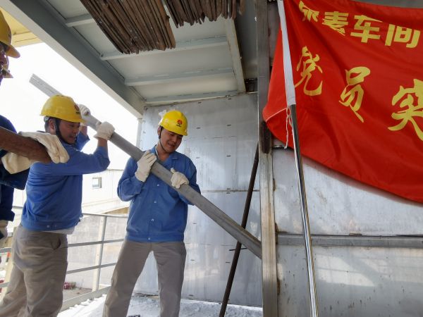 5月初，尿素車間技術(shù)員殷聯(lián)剛清理粒子冷卻器.jpg