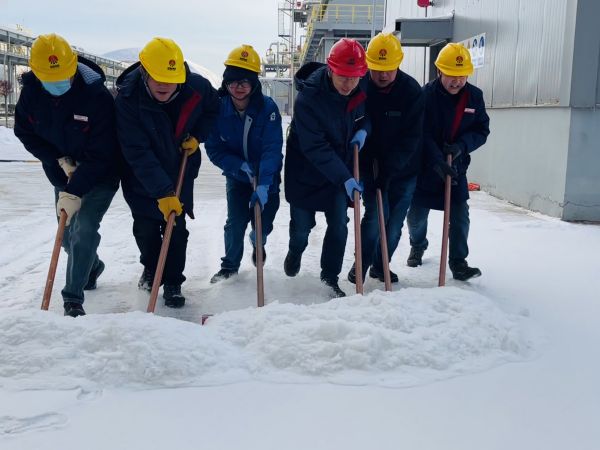 楊磊帶領管理組掃雪.jpg