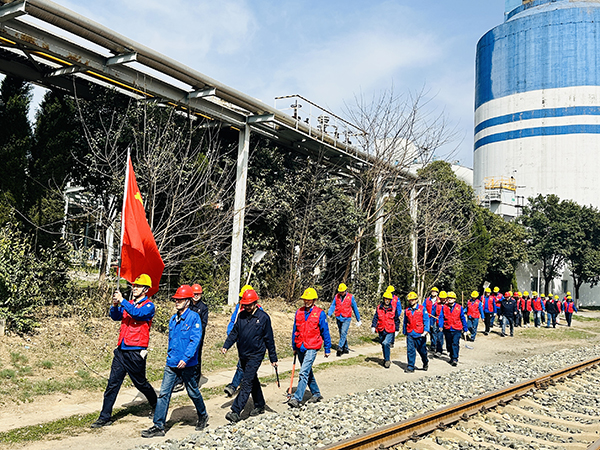 3月20日下午，物料車間黨支部開展了“清除雜草保安全 志愿服務(wù)顯擔(dān)當(dāng)”主題活動，   600.jpg