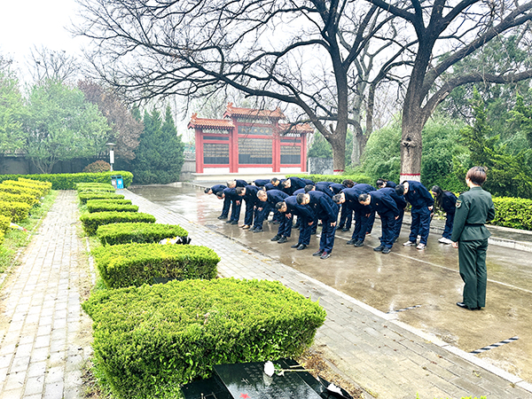 4月2日下午，渭化集團(tuán)組織黨員代表、團(tuán)員青年代表走進(jìn)渭南市臨渭區(qū)王尚德烈士陵園，開(kāi)展清明節(jié)祭掃活動(dòng)。烈士紀(jì)念碑前默哀鞠躬.JPG