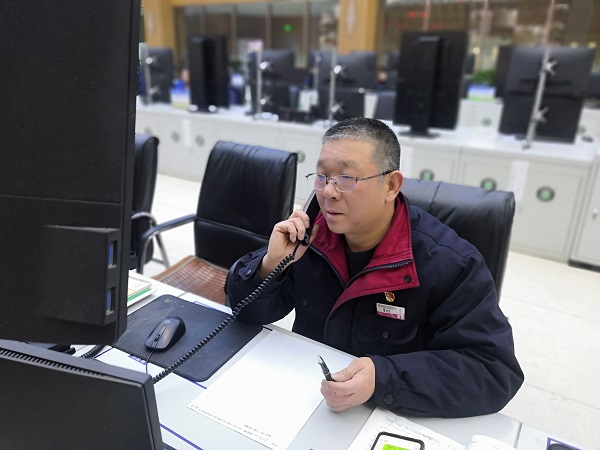 當班中，雷仲民正在通知電氣啟泵.jpg