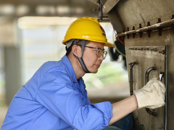 5月11日，尿素車間設(shè)備技術(shù)員馬強檢查設(shè)備螺栓是否松動.jpg