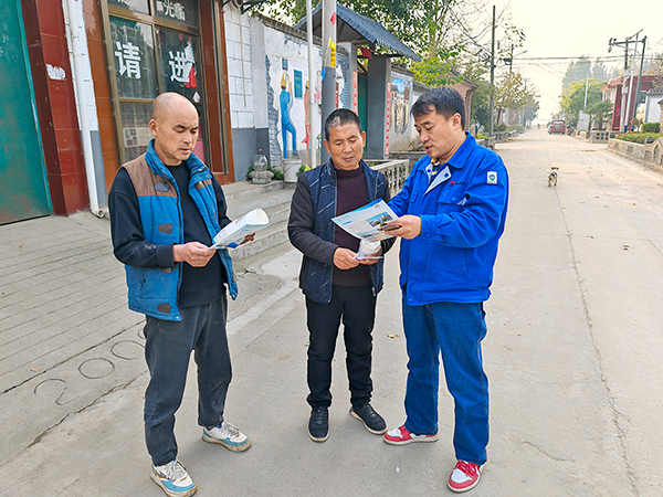 2024年10月運(yùn)銷部銷售人員在鄠邑區(qū)渭豐鎮(zhèn)祁村村道進(jìn)行宣傳xiaotu.jpg